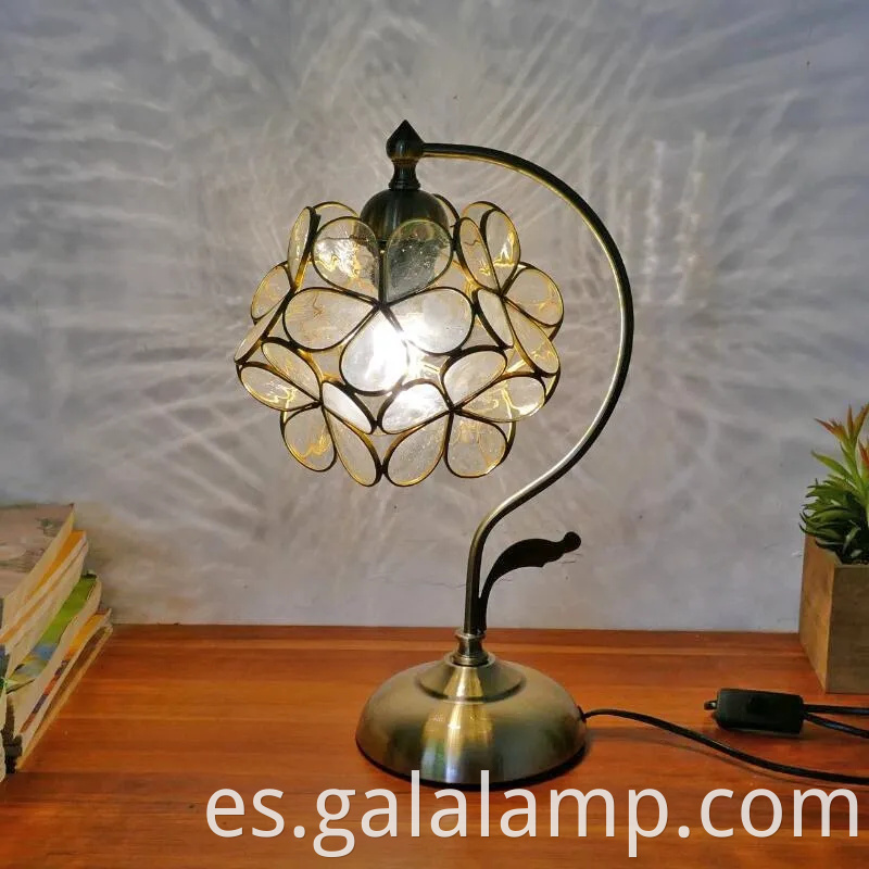 Elegante lámpara de mesa floral para un dormitorio cálido brillo